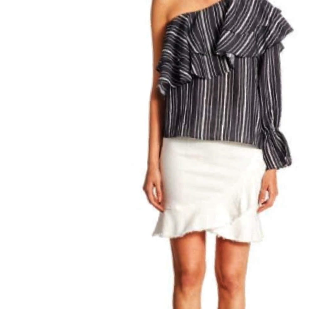 Scripted ruffled one shoulder top.